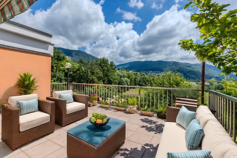 VILLA IN ZONA RISERVATA CON AMPIO GIARDINO A COLDRERIO (2)