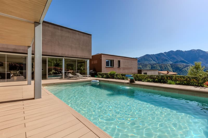 MERAVIGLIOSA VILLA NEL VERDE CON PISCINA VISTA LAGO A CARONA (4)