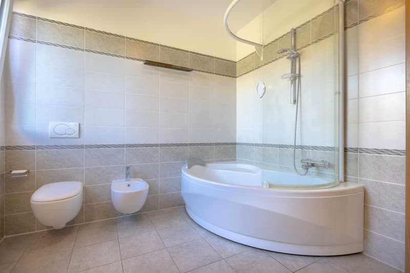 AMPIA VILLA 5.5 CON GIARDINO E VISTA LAGO IN COLLINA D'ORO (7)