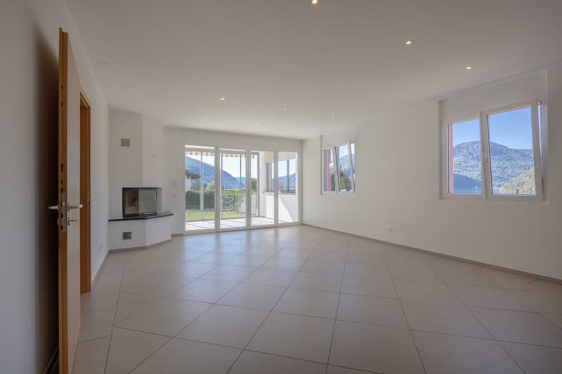 AMPIA VILLA 5.5 CON GIARDINO E VISTA LAGO IN COLLINA D'ORO (4)