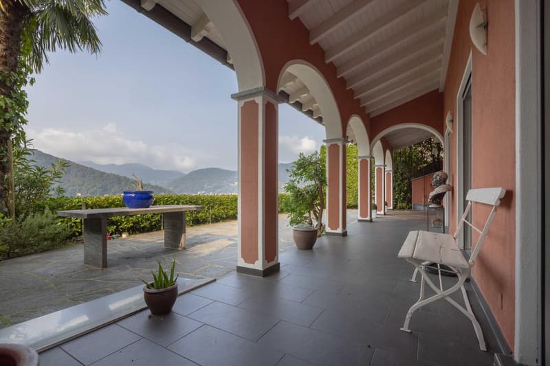 MERAVIGLIOSA VILLA 5.5 CON VISTA LAGO IN COLLINA D'ORO (4)
