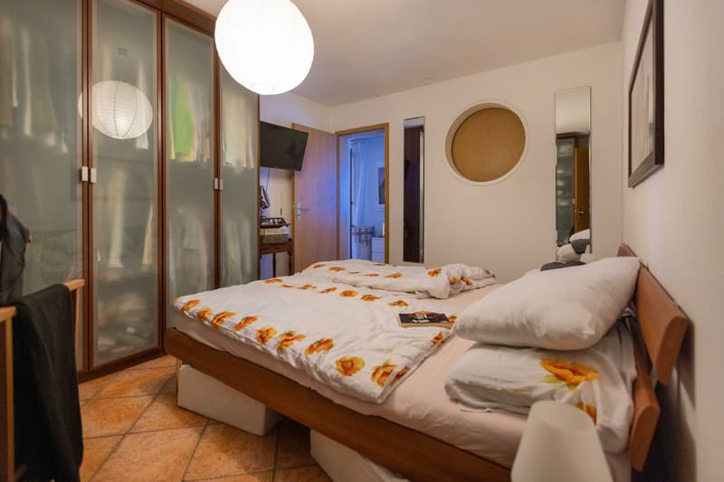 GRANDE VILLA 7.5 LOCALI IN ZONA RISERVATA E VERDE A TRESA (9)