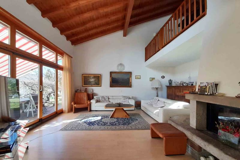 SPLENDIDA VILLA DI 6.5 LOCALI CON AMPIO GIARDINO A CURIO (1)