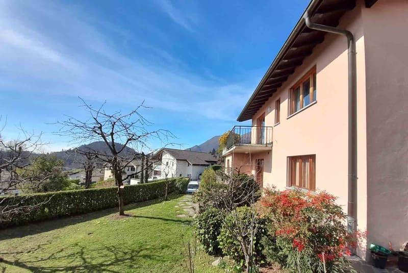 SPLENDIDA VILLA DI 6.5 LOCALI CON AMPIO GIARDINO A CURIO (2)