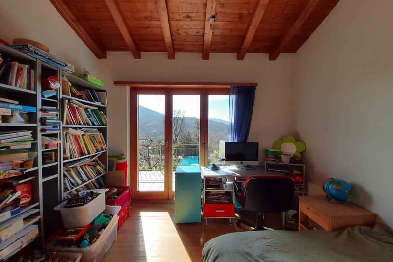 SPLENDIDA VILLA DI 6.5 LOCALI CON AMPIO GIARDINO A CURIO (7)