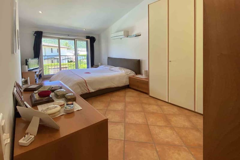 CASA GEMELLA DI 8.5 LOCALI CON PISCINA E TERRENO A MELANO (8)