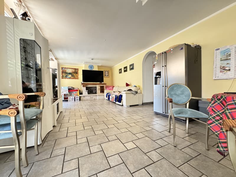 CASA GEMELLA DI 8.5 LOCALI CON PISCINA E TERRENO A MELANO (1)