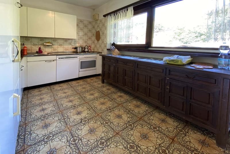 CASA BIFAMILIARE 8.5 LOCALI CON TERRENO EDIFICABILE A LAMONE (5)