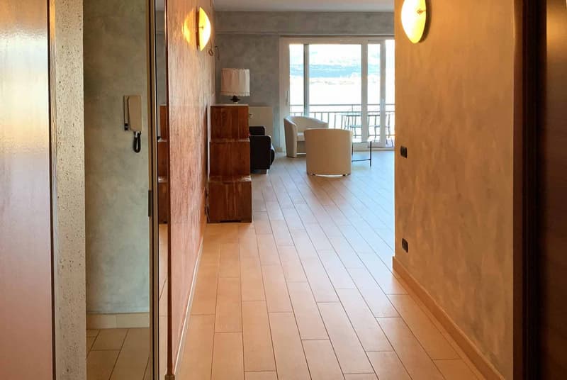 GRANDE 3.5 LOCALI CON BALCONE E VISTA LAGO APERTA A CAMPIONE (3)