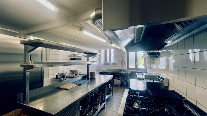 GRANDE PENSIONE DI 13.5 LOCALI CON RISTORANTE A NOVAGGIO (9)