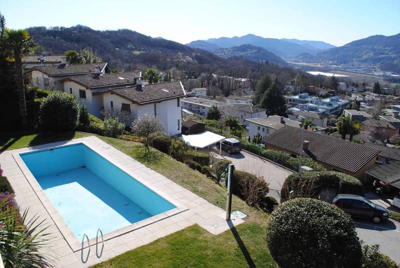 ATTICO DUPLEX MANSARDATO 5.5 LOCALI CON PISCINA A COMANO (1)