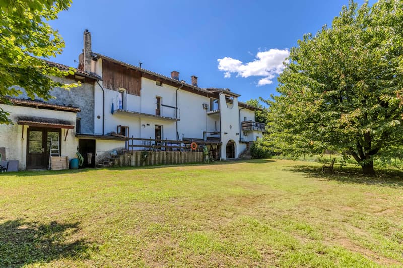 AMPIA E LUMINOSA CASA DI 13 LOCALI NEL VERDE A NOVAZZANO (9)