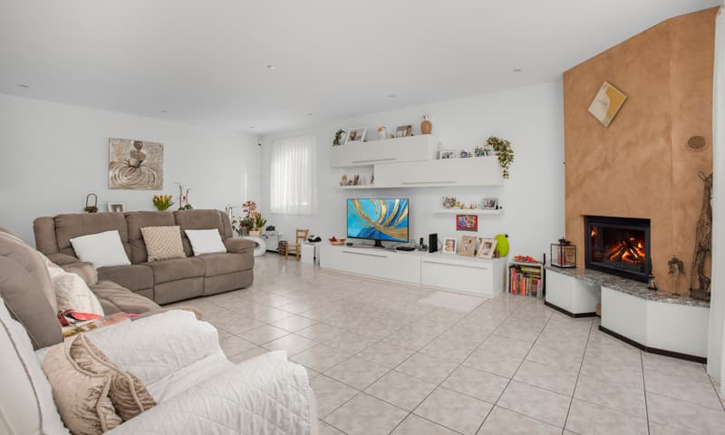 AMPIA VILLA UNIFAMILIARE 5.5 LOCALI CON PISCINA A MEZZOVICO (3)