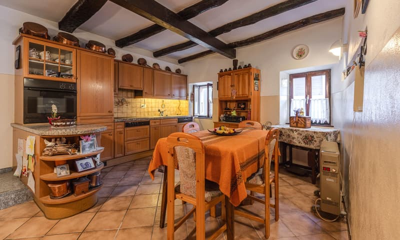 GRANDE CASA RUSTICA DI CHARME DI 4.5 LOCALI A CABBIO (1)