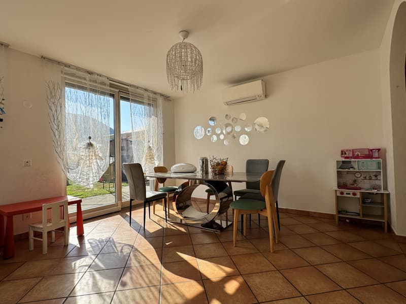 CASA GEMELLA DI 8.5 LOCALI CON PISCINA E TERRENO A MELANO (1)