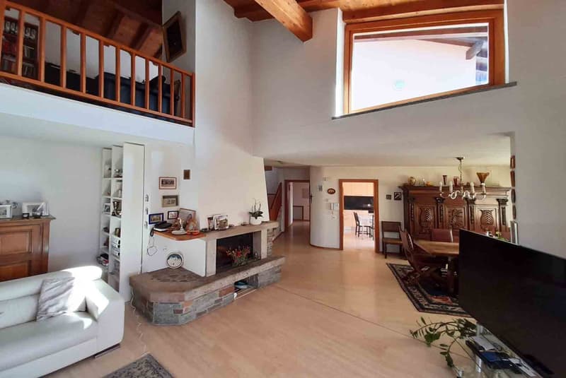 SPLENDIDA VILLA DI 6.5 LOCALI CON AMPIO GIARDINO A CURIO (4)