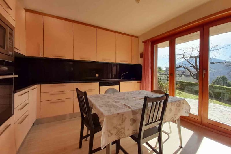SPLENDIDA VILLA DI 6.5 LOCALI CON AMPIO GIARDINO A CURIO (1)