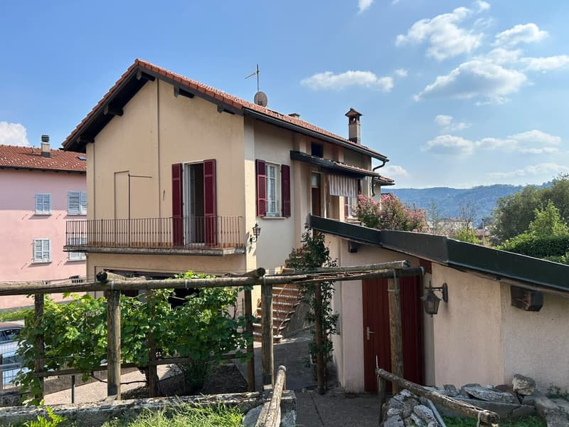 CASA DI 5 LOCALI CON GRANDE MAGAZZINO E GIARDINO A BALERNA (1)