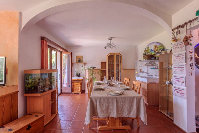 VILLA DI 5.5 LOCALI CON GIARDINO IMMERSA NEL VERDE A PURA (3)
