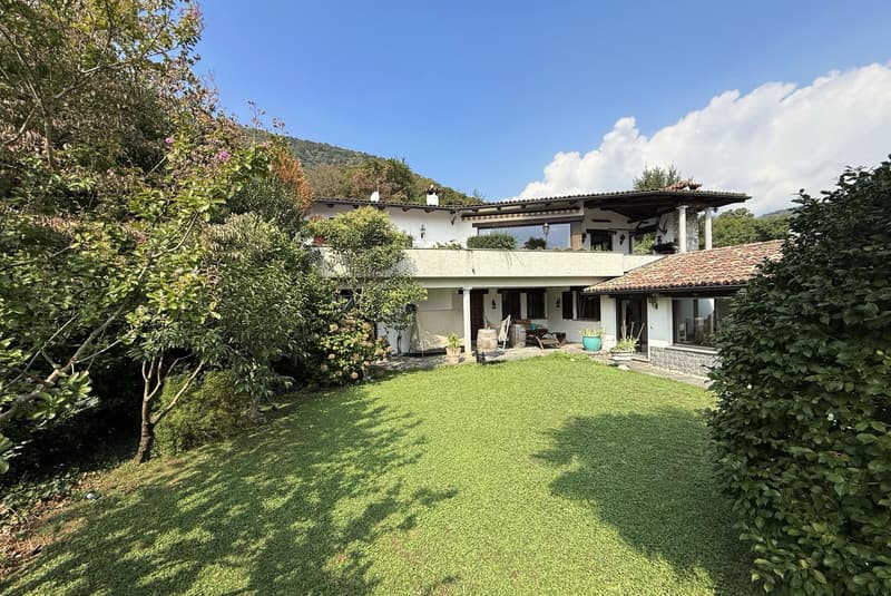 STUPENDA VILLA DI 5.5 LOCALI VISTA LAGO CON PISCINA A PURA (13)
