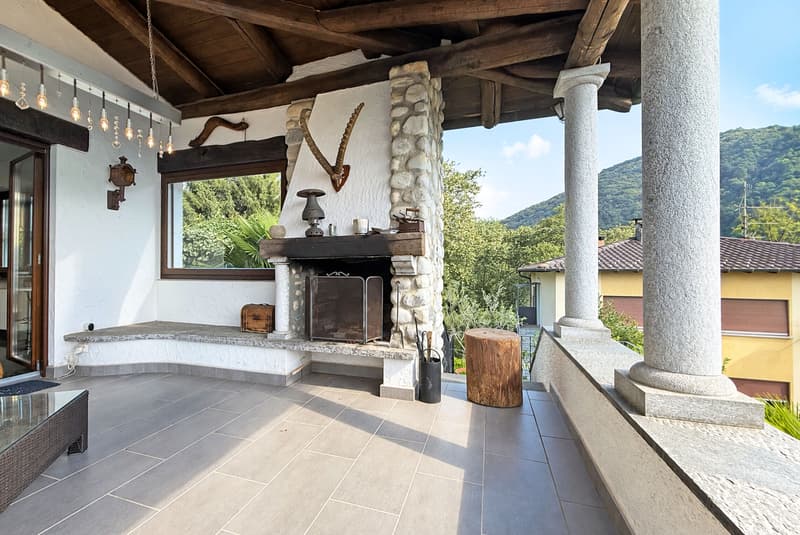 STUPENDA VILLA DI 5.5 LOCALI VISTA LAGO CON PISCINA A PURA (6)