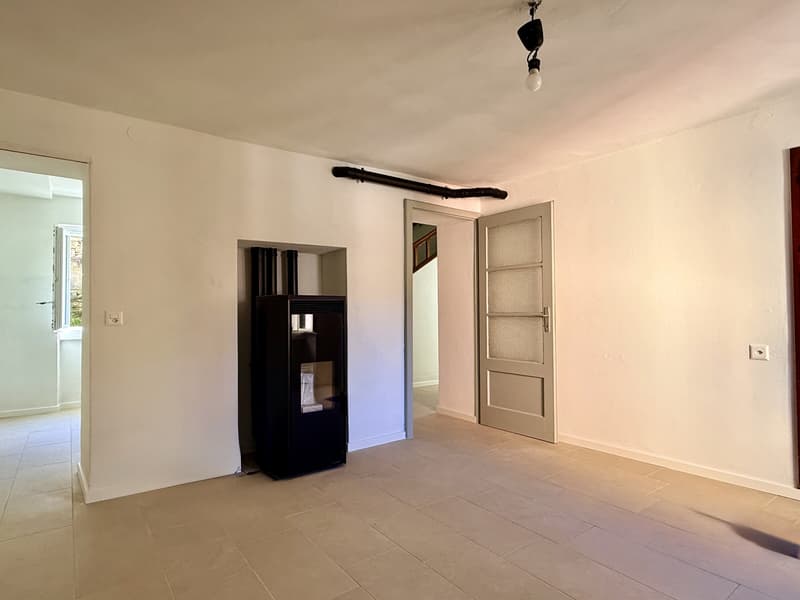 DIMORA DI CHARME CON GIARDINO E GARAGE IN NUCLEO A PUGERNA (2)