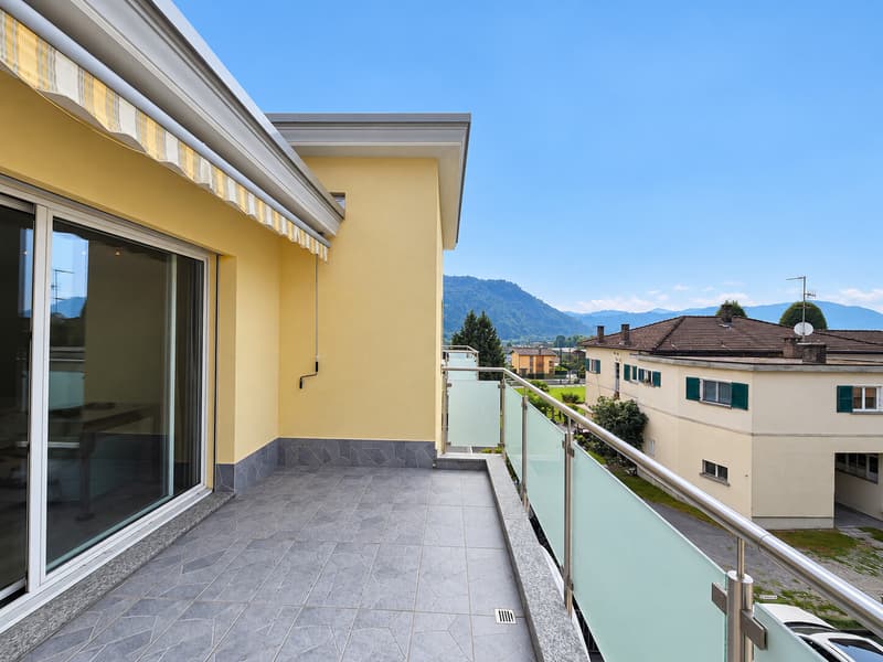 LUMINOSO ATTICO DI 3.5 LOCALI CON TERRAZZA A BIOGGIO (1)