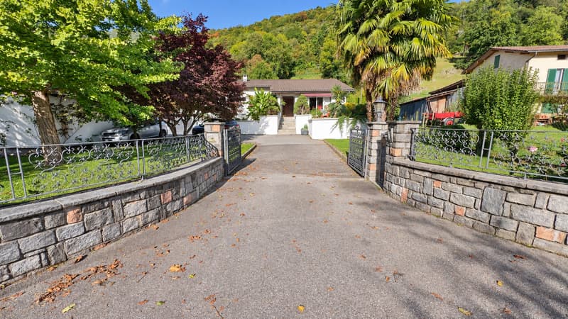 CASA BIFAMILIARE DI 7 LOCALI CON GRANDE GIARDINO A SESSA (1)