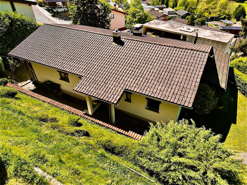 Casa unifamiliare immersa nel verde a Carabbia con vista aperta. (21)