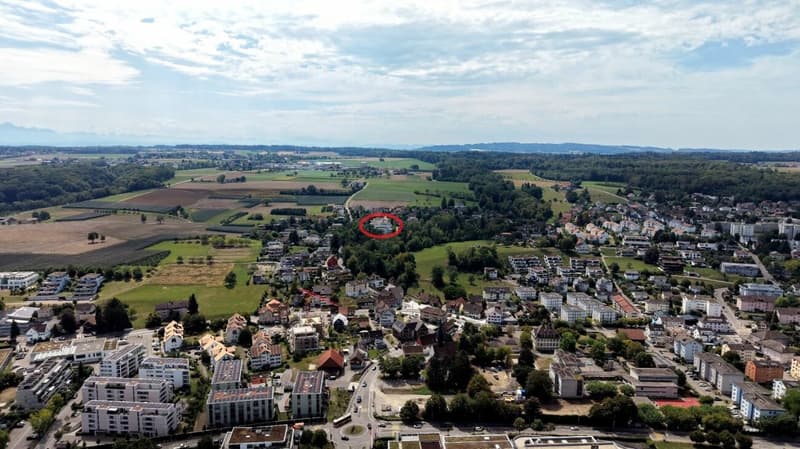 Mehrfamilienhaus aus der Ferne, mit Situation, Perspektive 3