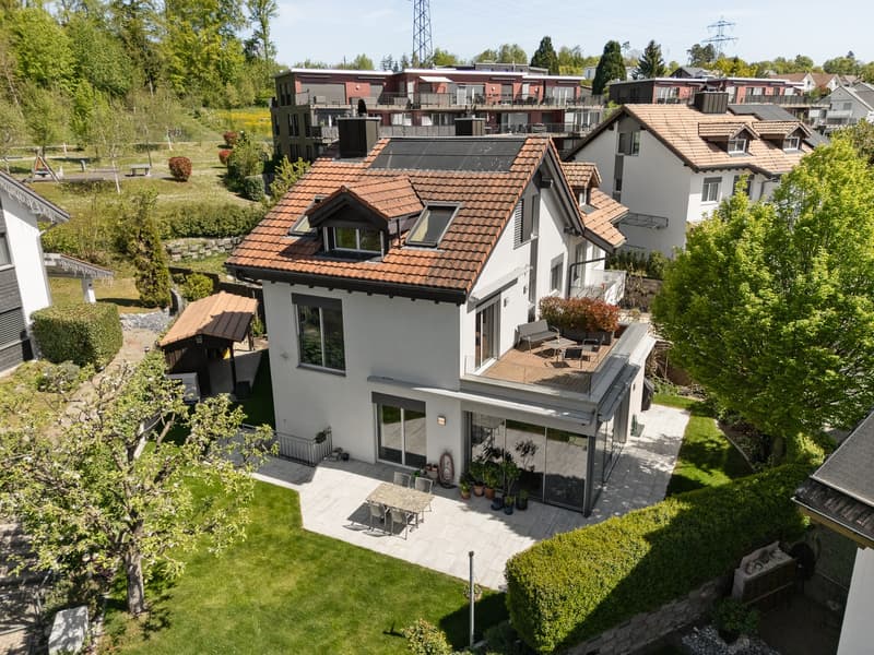 Elegant, well-maintained corner house with large garden, PV system (2)