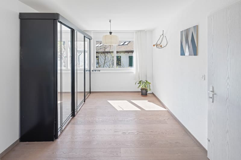 Elegant, well-maintained corner house with large garden, PV system (13)