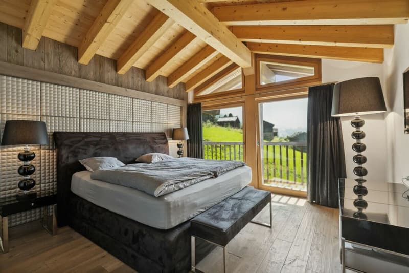 Schlafzimmer mit Vispring-Boxspringbett und Ausblick auf das Matterhorn