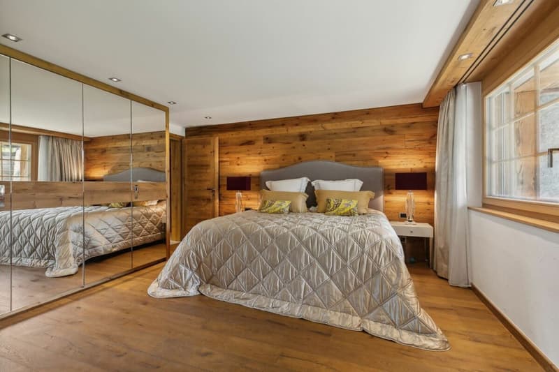 Gästeschlafzimmer mit Einbauschränken und en-suite Badezimmer