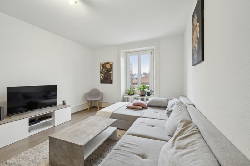 Helles Wohnzimmer mit gemütlicher Sitzecke