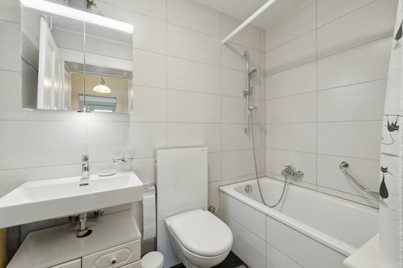 Zeitlos gefliestes Badezimmer