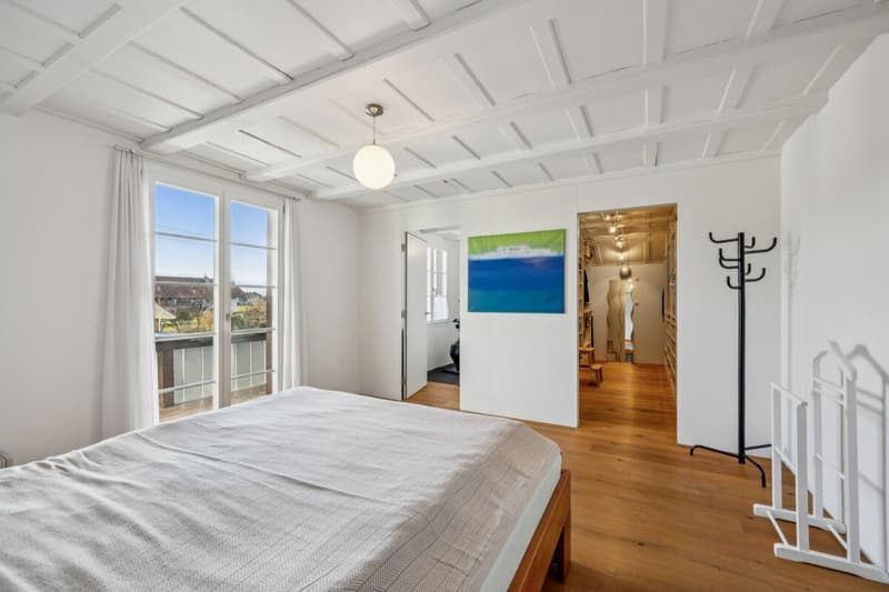 Zimmer mit Ankleide und Zugang auf den Balkon