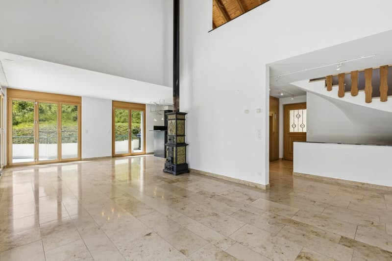 Wohnzimmer mit überhohen Decken