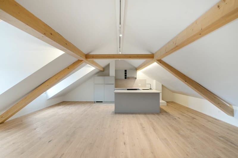 Wohn- und Essbereich mit Balkon im Dachgeschoss