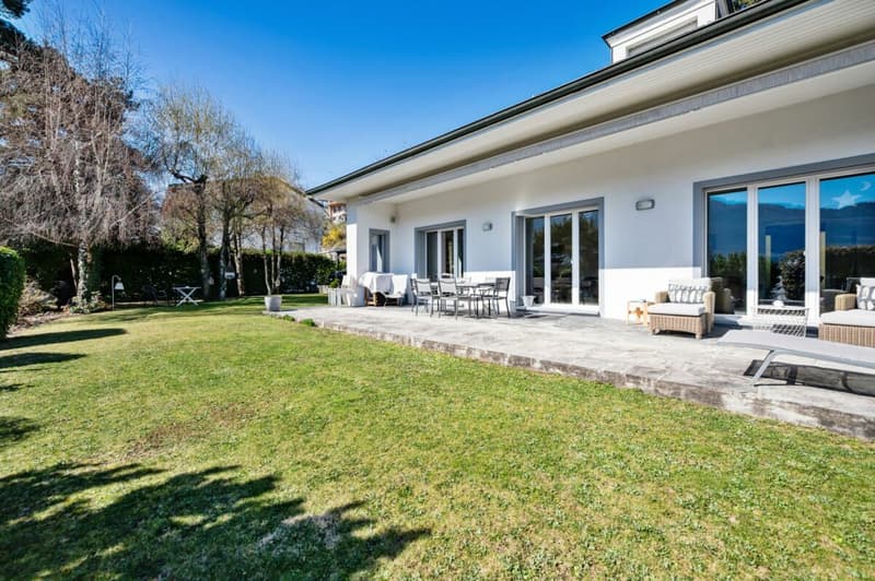 Terrasse mit grosser Rasenfläche