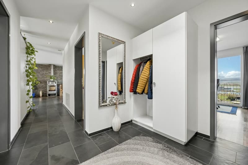 Heller Eingangsbereich mit Garderobe