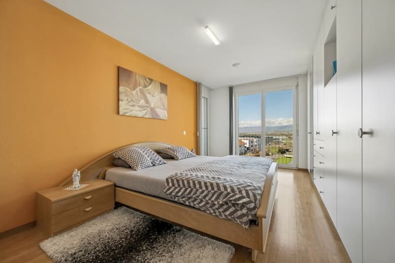 Lichtdurchflutetes Schlafzimmer mit Balkon