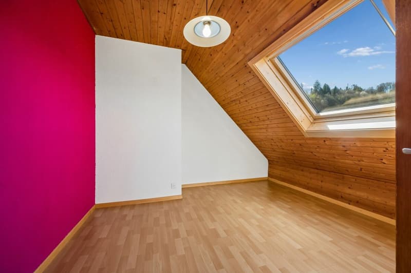Dachzimmer mit viel Tageslicht