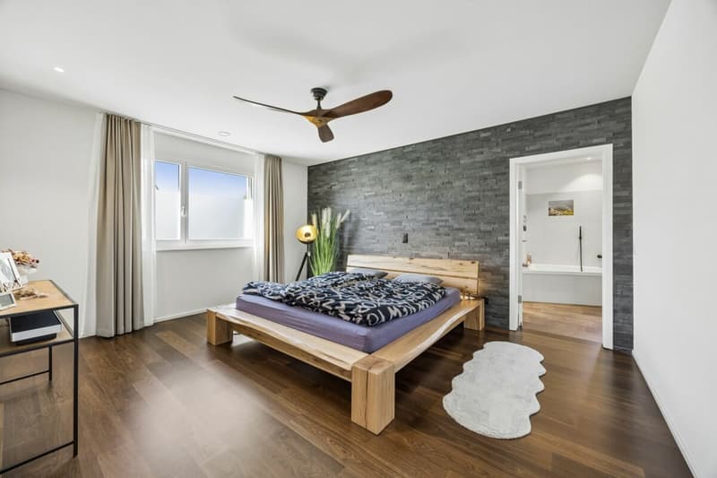Zimmer mit Zugang zum Badezimmer