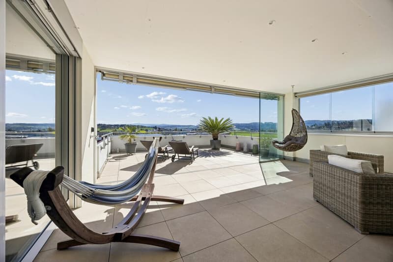 Grosse gedeckte Terrasse mit wunderschöner Weitsicht