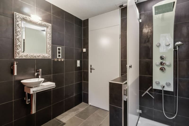 Badezimmer mit Dusche