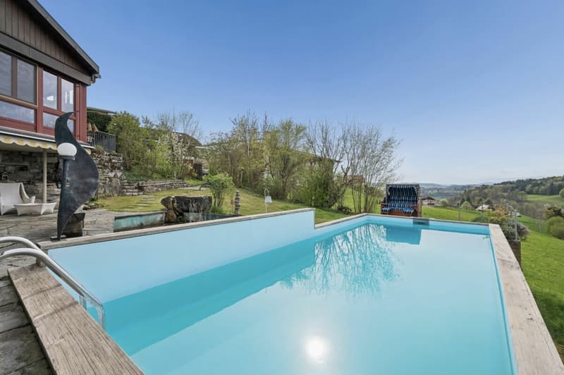 Sonniger Aussenpool mit Weitsicht