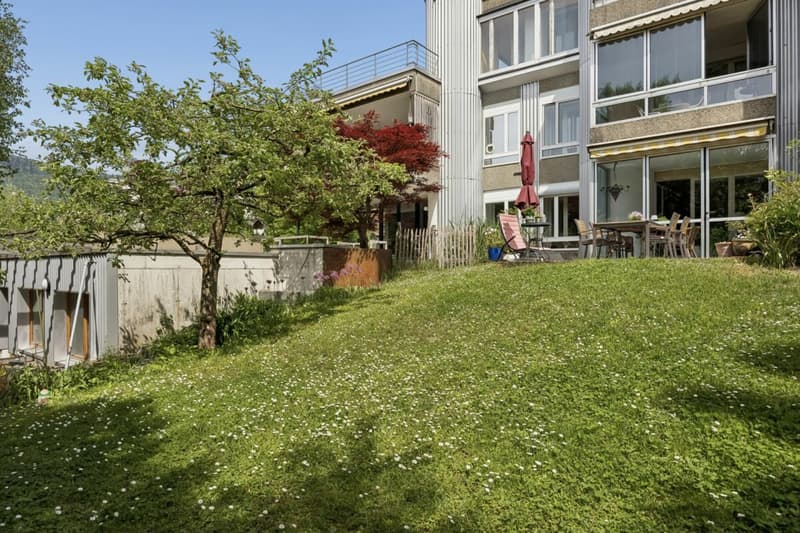 Aussenbereich mit Terrasse und Gartenfläche
