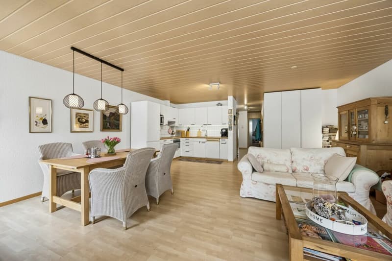 Wohn- und Esszimmer mit offener L-Küche