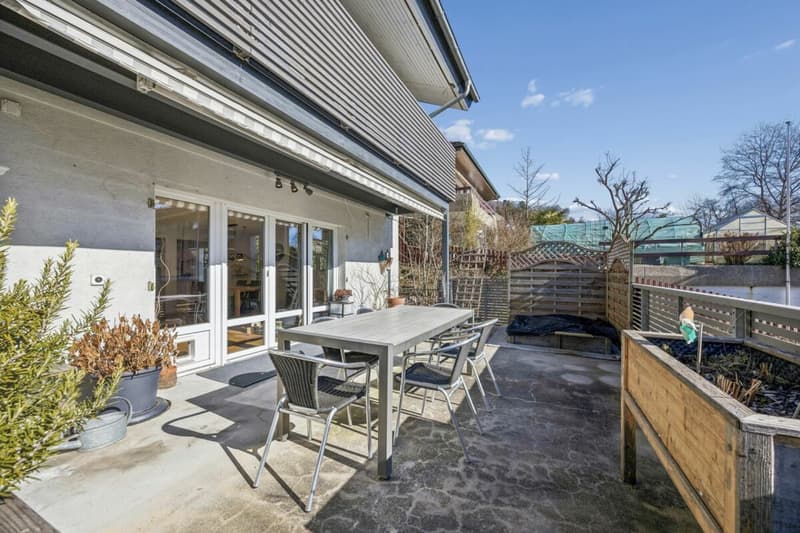 Grosszügige Terrasse mit Sitzplatz